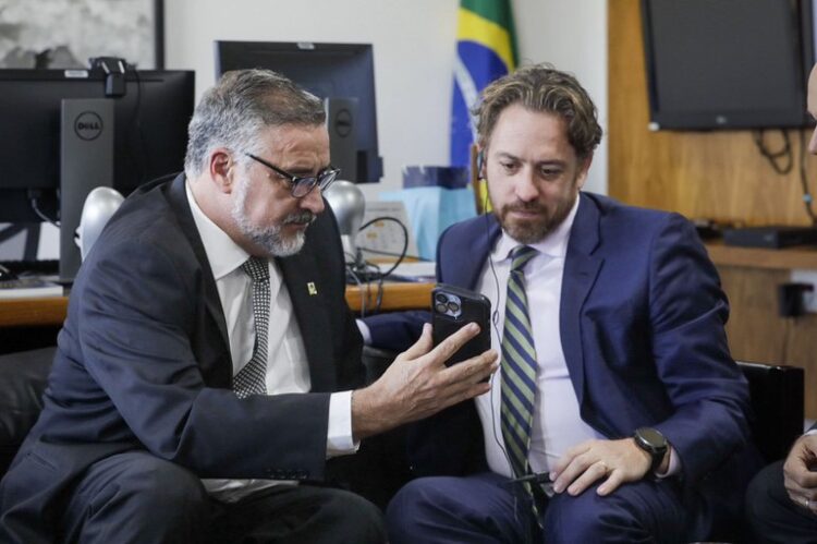 Ministro e CEO do WhatsApp discutem colaboração para a comunicação governamental e segurança contra fake news