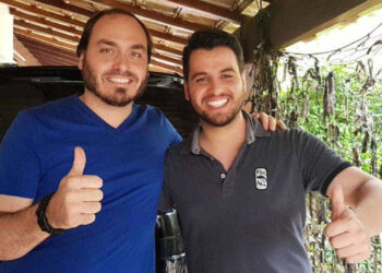 Juiz revoga absolvição e pede investigação de ex-assessor de Bolsonaro por gesto racista