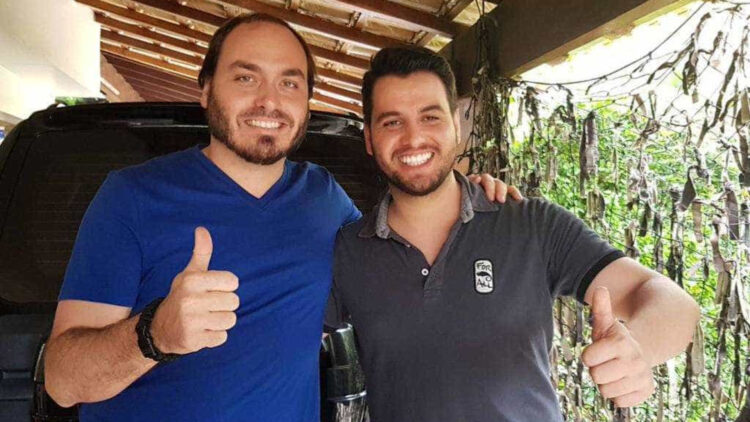 Juiz revoga absolvição e pede investigação de ex-assessor de Bolsonaro por gesto racista