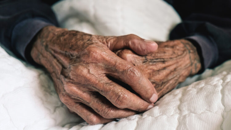 Idosa dada como morta por médicos é encontrada viva em necrotério