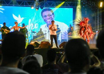 Neguinho da Beija-Flor encanta a plateia no segundo dia do Festival América do Sul