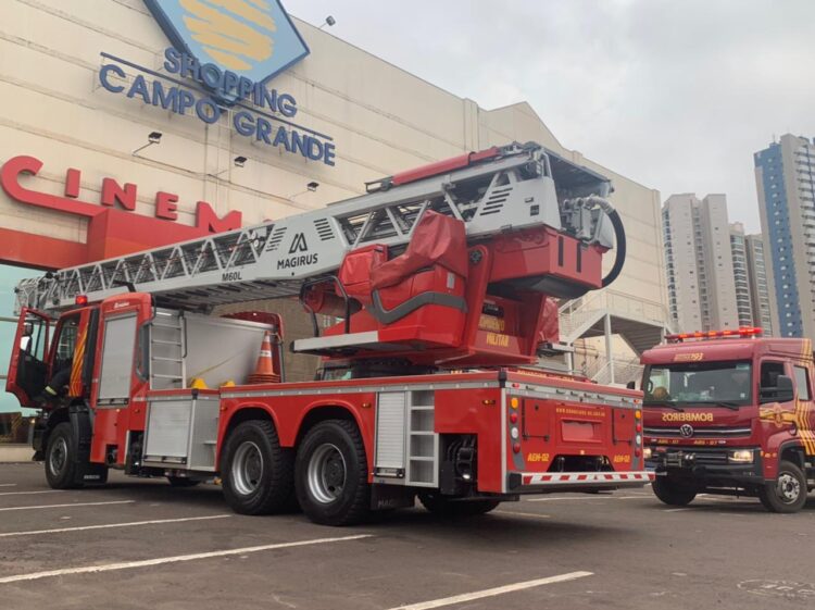 Treinamento de emergência em caso de evacuação é realizado em shopping da Capital