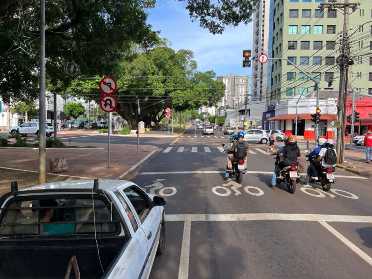 Está proibida a conversão à esquerda da Avenida Afonso Pena para a Rua Rui Barbosa