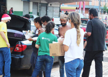 Centros espíritas promovem Natal para moradores de rua com refeições e entrega de kits de higiene