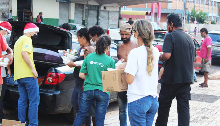 Centros espíritas promovem Natal para moradores de rua com refeições e entrega de kits de higiene