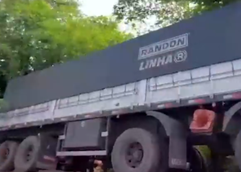 Motorista de carro de passeio morre ao colidir de frente com carreta, na BR-262