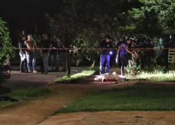 Homem é morto a tiros ao descer de carro e polícia encontra R$ 17 mil e drogas com ele