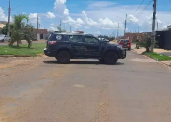 Dois homens recebem policiais a tiros em ponto de drogas e morrem baleados, em MS