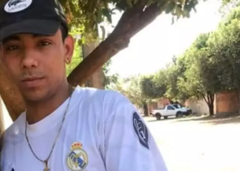 Jovem é alvejado e morto enquanto pilotava moto e garupa amigo consegue fugir