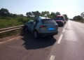Pai e filha de 22 anos morrem em colisão de carro e carreta, 2 crianças e a avô ficam feridas