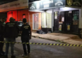 Homem é morto a tiros em frente de conveniência por dupla em moto, no Rouxinóis