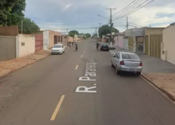 Namorada procura ajuda e vizinhos encontram homem morto a golpes de faca em casa