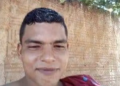 Dupla em motos chama por Richard e o executa com 10 tiros em frente de casa