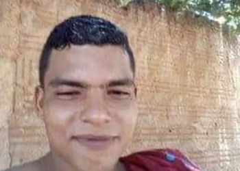 Dupla em motos chama por Richard e o executa com 10 tiros em frente de casa