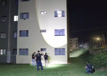 Bebê que caiu de apartamento corre risco de morte e mãe foi presa por abandono de incapaz