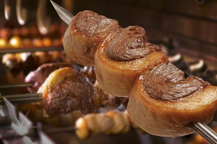 Último churrasco dançante de 2023 no Clube Estoril tem diversas atrações musicais e alegria