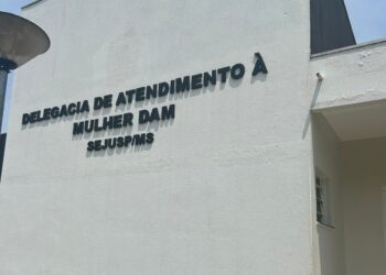 Mulher encontra companheiro em padaria, nega entregar celular e é esbofeteada por ele