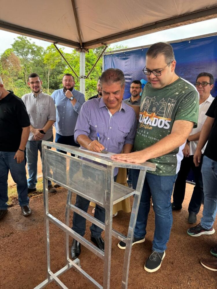 Senador recebe título de cidadão de Dourados e visita obras de asfalto em comemoração dos 88 anos do município