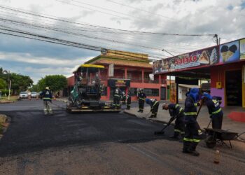 Moradores do Tijuca comemoram início do recapeamento executado na Rua Península