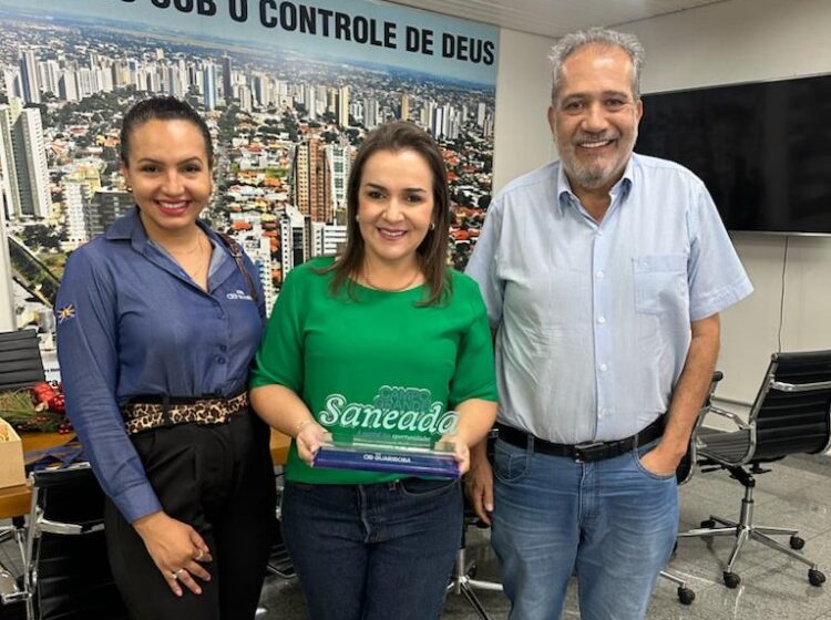Diretor-presidente da Águas Guariroba entrega à prefeita troféu ‘CG Saneada, a Capital das Oportunidades’