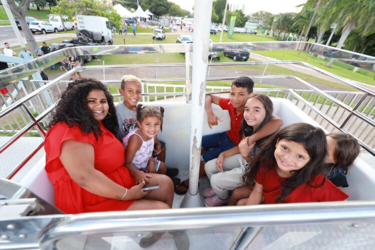 Cidade do Natal recebe famílias da comunidade Vitória para programação especial