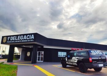 Homem é encontrado morto pelo irmão com faca cravada no peito