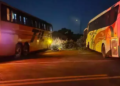 Colisão entre ônibus de viagem deixa quatro pessoas feridas, na BR-262