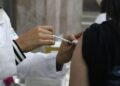 Governo obtém liminar para remoção de publicações que associam vacinas da Covid-19 à Aids