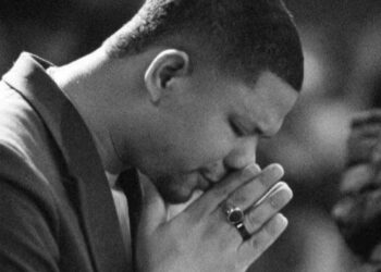 Cantor gospel morre, após sofrer infarto fulminante em apresentação, na Bahia