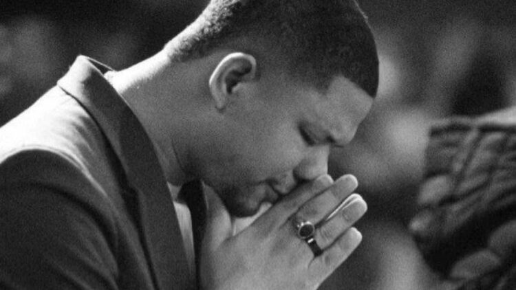 Cantor gospel morre, após sofrer infarto fulminante em apresentação, na Bahia