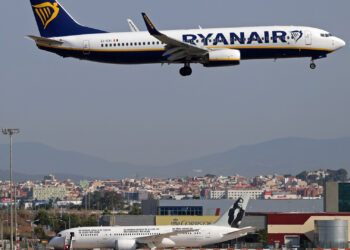 Temporal arrasta avião, fecha aeroporto e deixa rastro de destruição em Buenos Aires