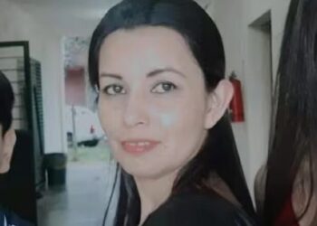 Colegas de trabalho sentem falta de mulher em confraternização e filhos encontram ela morta