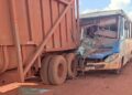 Colisão entre micro-ônibus e carreta deixa ao menos 8 feridos, em Rio Brilhante
