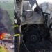 Condutor de van com medicamentos morre carbonizado, após colisão com carreta