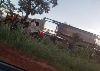 Colisão entre caminhonete e carreta mata uma pessoa e deixa feridos, na BR-267