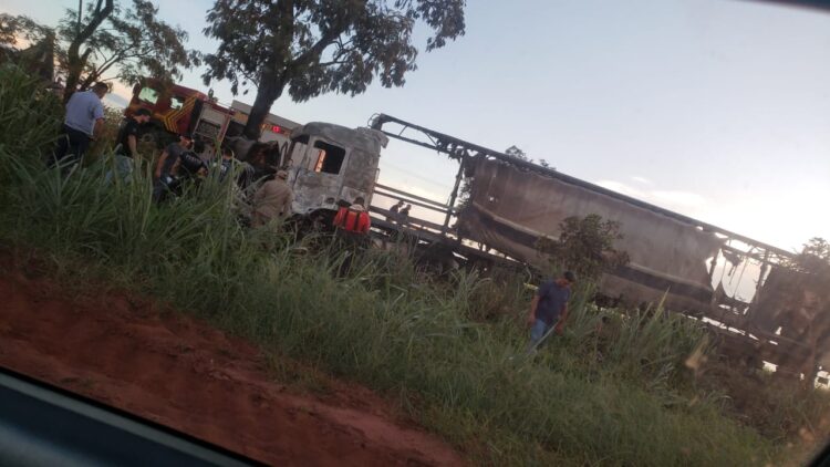 Colisão entre caminhonete e carreta mata uma pessoa e deixa feridos, na BR-267