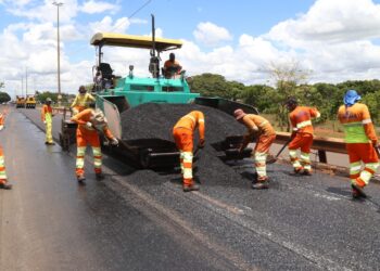 Prefeitura avança com execução do primeiro recapeamento da Avenida Duque de Caxias