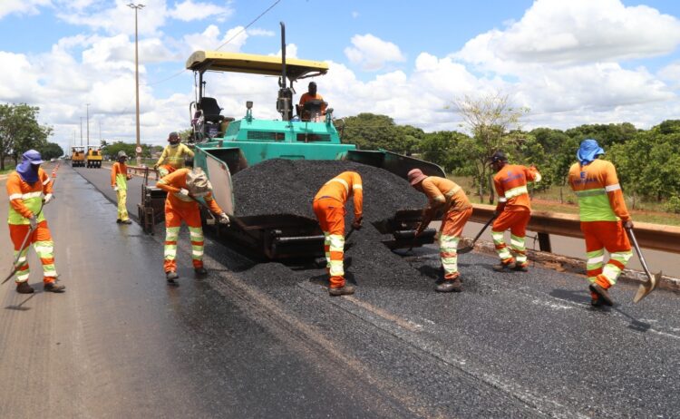 Prefeitura avança com execução do primeiro recapeamento da Avenida Duque de Caxias
