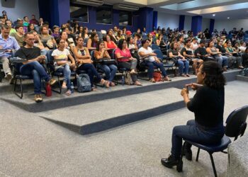 Secretaria da Juventude implanta intérprete de Libras durante cursos oferecidos pela secretaria