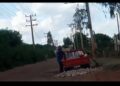VÍDEO: Homem é flagrado jogando entulhos na Rua Poente, que se prepara para receber o tão sonhado asfalto