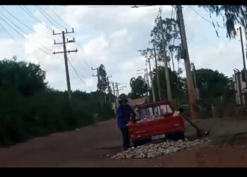VÍDEO: Homem é flagrado jogando entulhos na Rua Poente, que se prepara para receber o tão sonhado asfalto