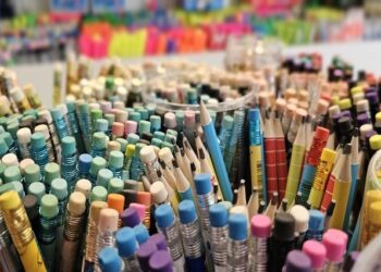 Do apontador ao caderno, variação de preços pode chegar a 415%
