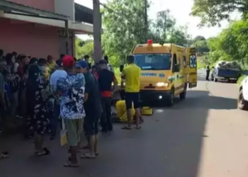 Mulher sem capacete pilotando Biz com neto de 8 anos é atropelado por carro e morre