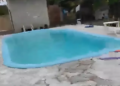 Menina de 2 anos morre afogada em piscina de festa enquanto pais socorriam familiar