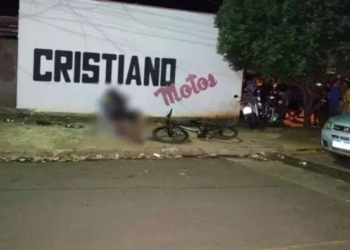 Homem é alvejado por dupla em moto e morre sentado em cadeira de praia, em MS