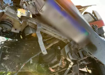 Colisão entre caminhonete e caminhão mata uma mulher de 76 anos, na BR-267