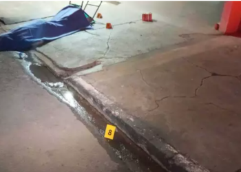Homem é morto a tiros e Samu o encontra sentado em cadeira de fios