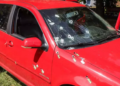 Na madrugada, policial civil é alvo de atiradores, leva 2 tiros e tem carro cravejado de balas