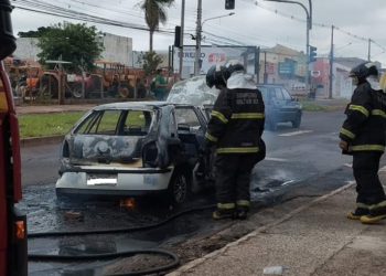 Após incêndio, Gol dá perda total e família pede ajuda para prejuízo do carro de trabalho