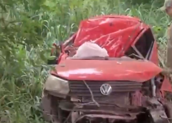 Jovem morre ao perder controle de VW Gol e bater em árvore, na BR-262